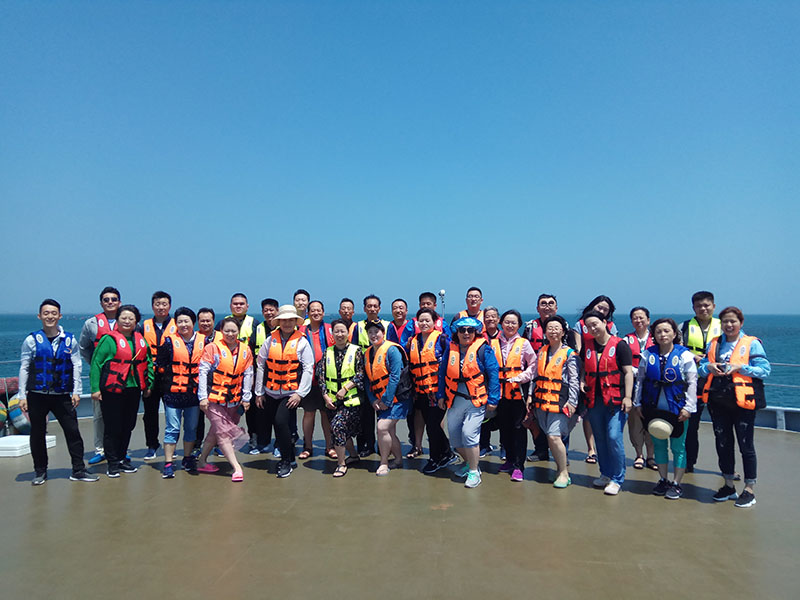 8、船上合影.jpg