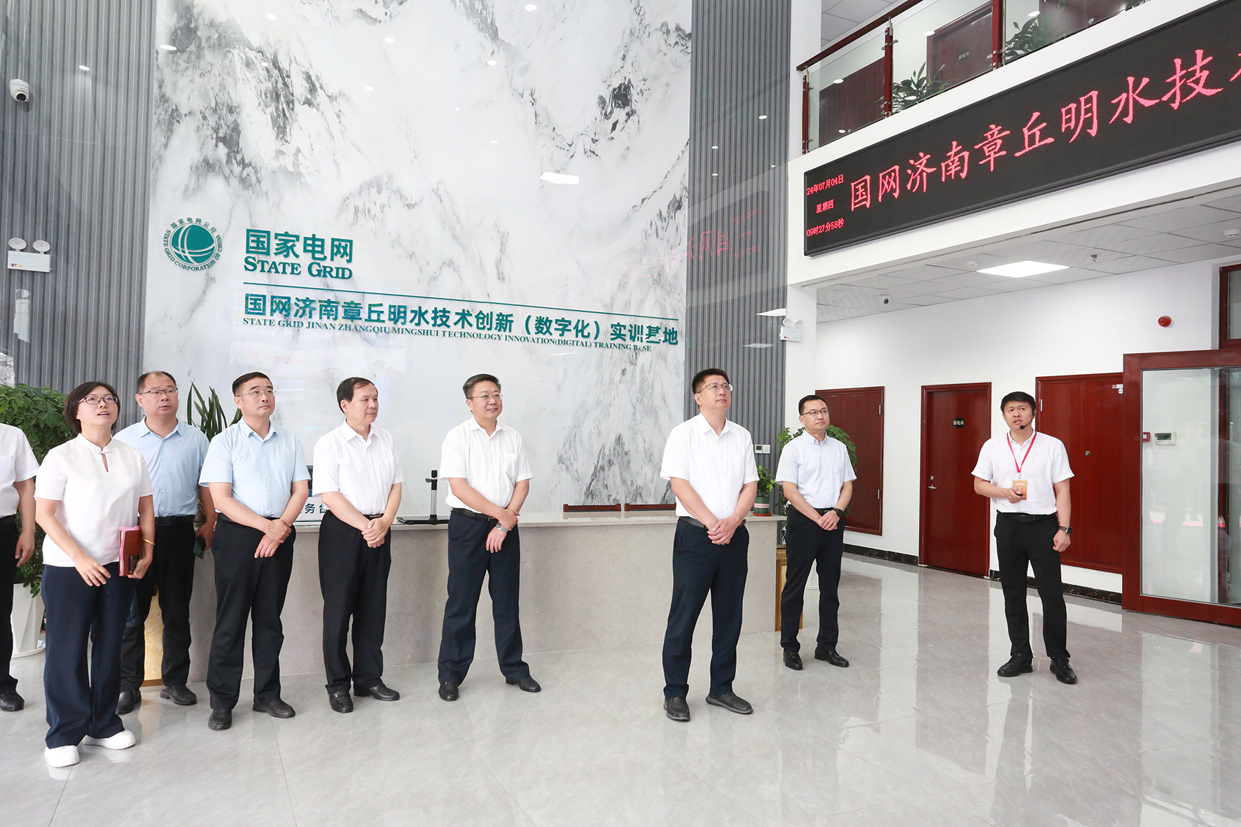 1722142398311042.jpg 与会领导观摩了章丘工匠学院.jpg