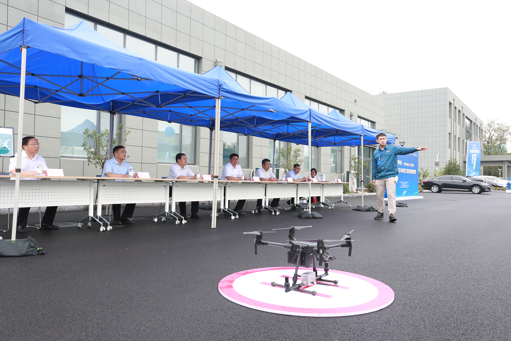 1722142450512745.jpg 与会领导观看了学院无人机巡检竞赛.jpg