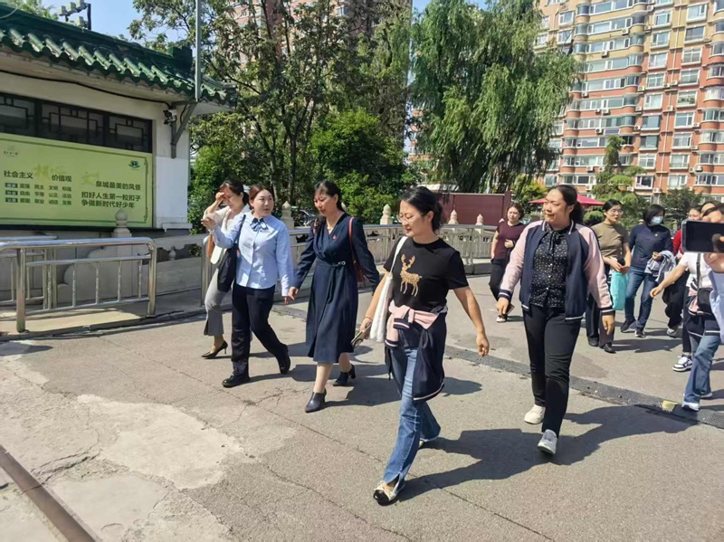 迎国庆，敬师恩——大观园街道总工会与经五路幼儿园共赴泉城铛铛车之旅 (4).jpg