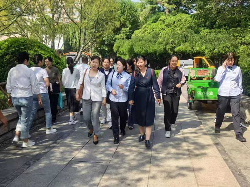 迎国庆，敬师恩——大观园街道总工会与经五路幼儿园共赴泉城铛铛车之旅 (3).jpg