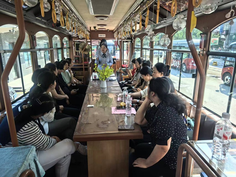 迎国庆，敬师恩——大观园街道总工会与经五路幼儿园共赴泉城铛铛车之旅 (2).jpg